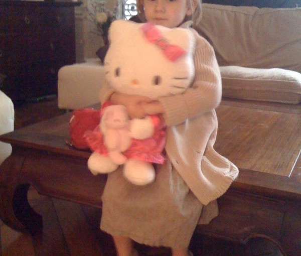Ce matin à l’aube, Vio conduit Hello Kitty à la clinique