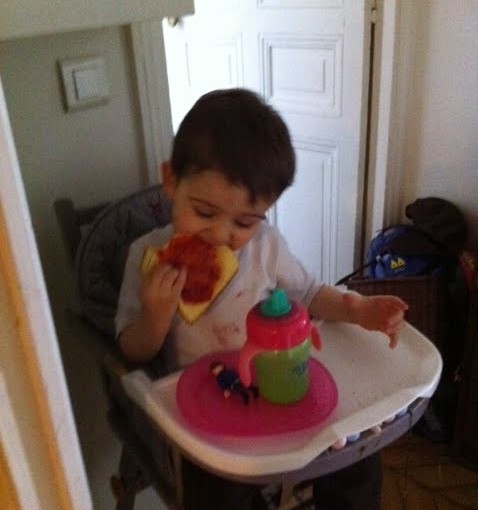 Du coup, Henry mange un playmobil